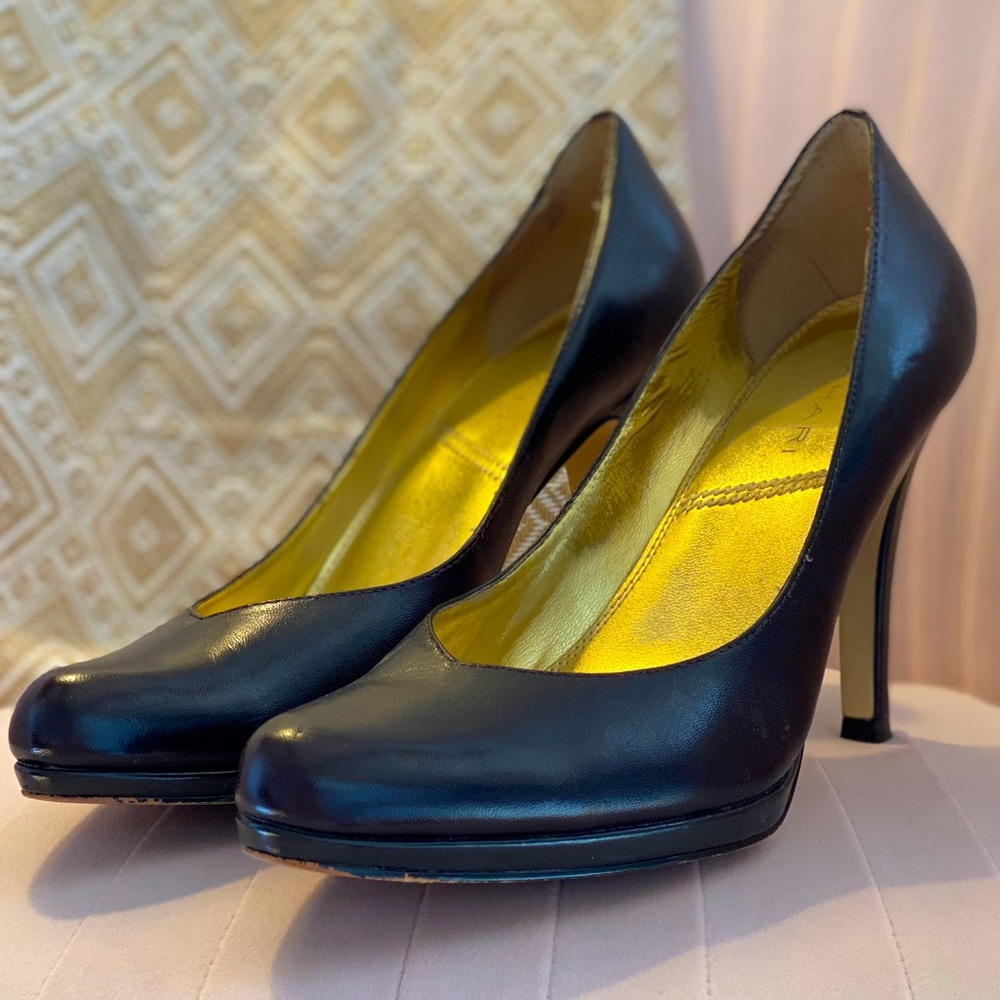 Gorgeous Sz8.5 Tahari Black Pumps